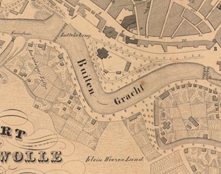 <p>Uitsnede van een stadskaart uit 1846, Het Sociëteitsgebouw is op de kaart aangeduid met de letter “o”. Het Suikerbergbolwerk is inmiddels vergraven tot publieke wandeling in Engelse Landschapsstijl. Het pand met de letter “r” heeft de toepasselijke naam <em>café Belle vue</em>. Rechts is de contour van het hoornwerk buiten de Sassenpoort in de loop van de gracht nog herkenbaar. [L.J. Tordoir, NL-ZlHCO_1678_KD000320]</p>
